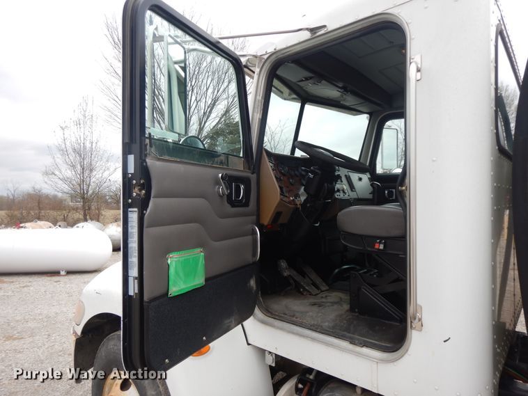 image for item II9337 2007 Peterbilt 335  fuel truck