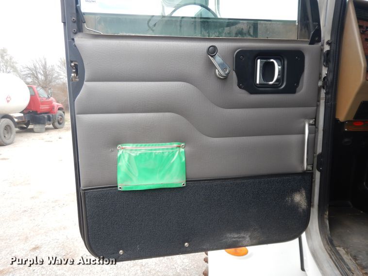 image for item II9337 2007 Peterbilt 335  fuel truck