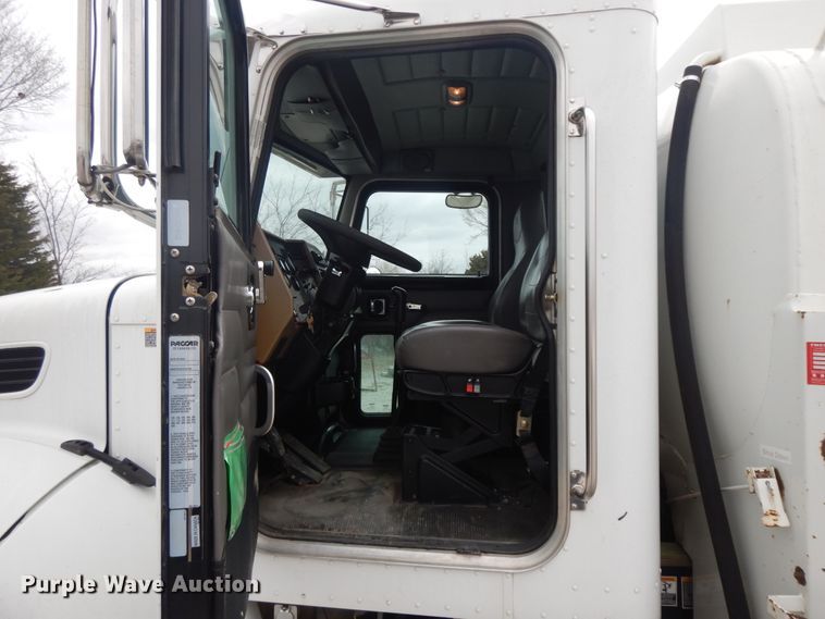 image for item II9337 2007 Peterbilt 335  fuel truck