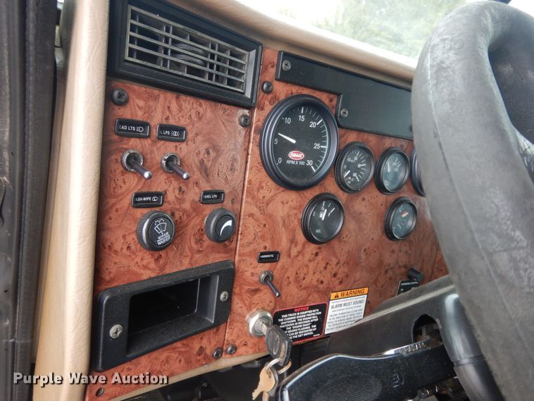 image for item II9337 2007 Peterbilt 335  fuel truck