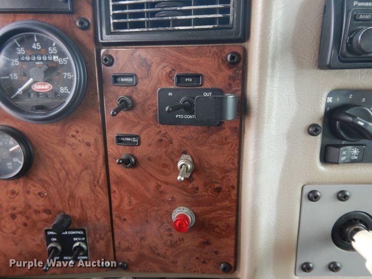 image for item II9337 2007 Peterbilt 335  fuel truck