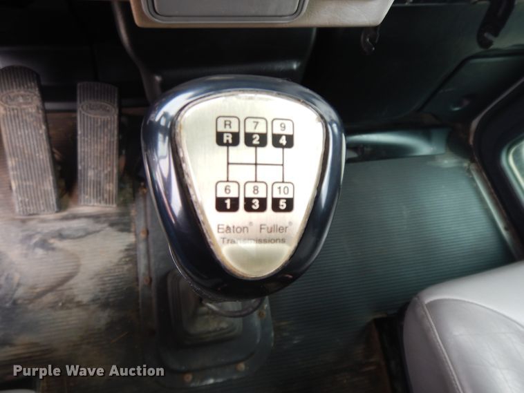 image for item II9337 2007 Peterbilt 335  fuel truck