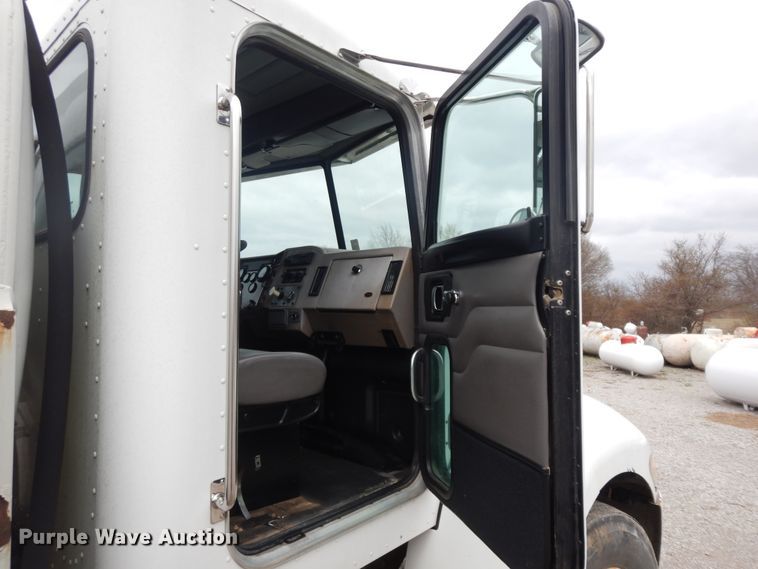 image for item II9337 2007 Peterbilt 335  fuel truck