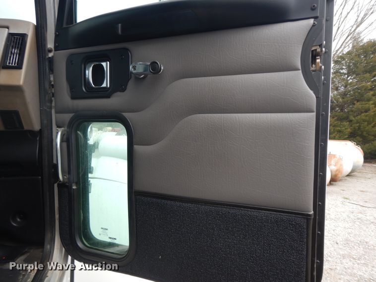 image for item II9337 2007 Peterbilt 335  fuel truck