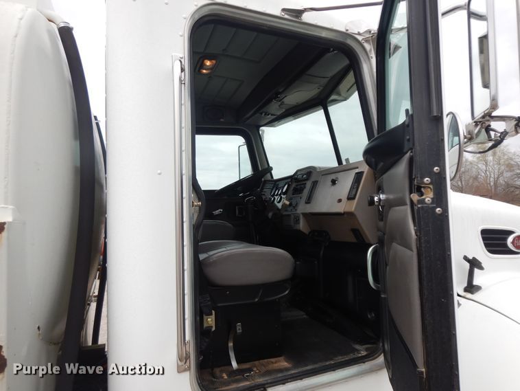 image for item II9337 2007 Peterbilt 335  fuel truck