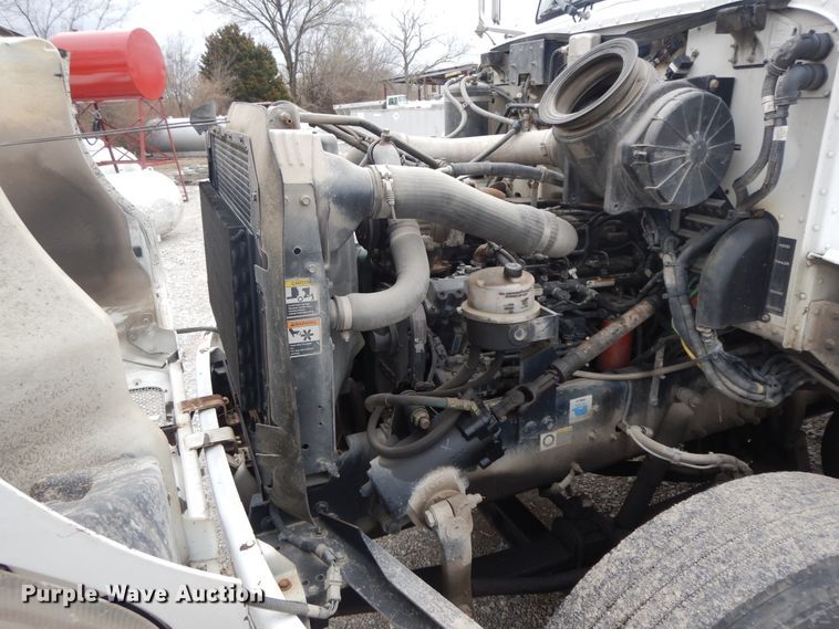 image for item II9337 2007 Peterbilt 335  fuel truck