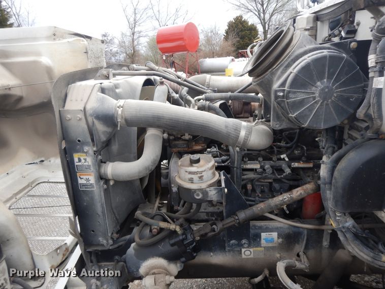 image for item II9337 2007 Peterbilt 335  fuel truck