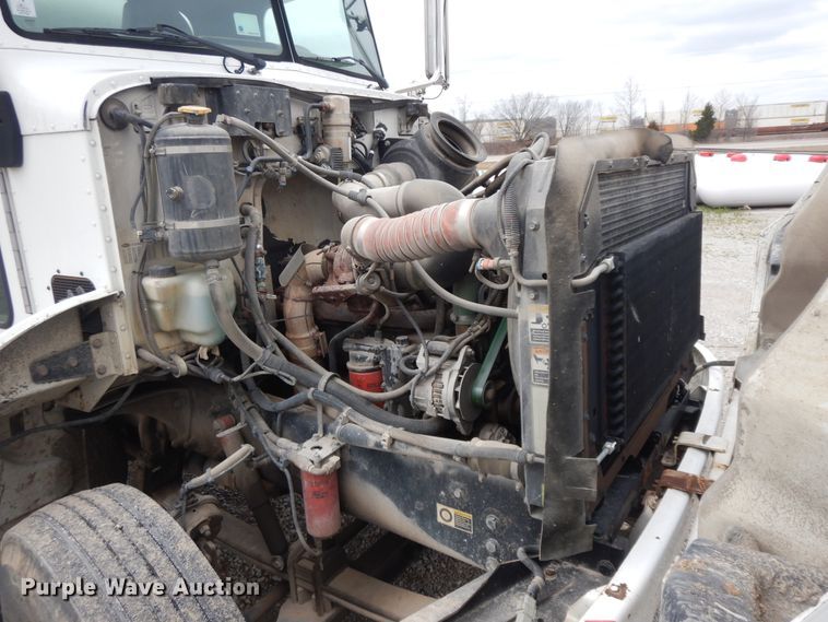 image for item II9337 2007 Peterbilt 335  fuel truck