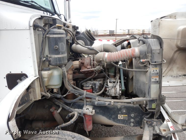 image for item II9337 2007 Peterbilt 335  fuel truck