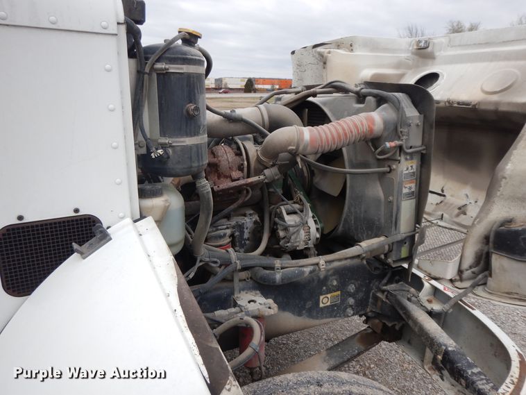 image for item II9337 2007 Peterbilt 335  fuel truck