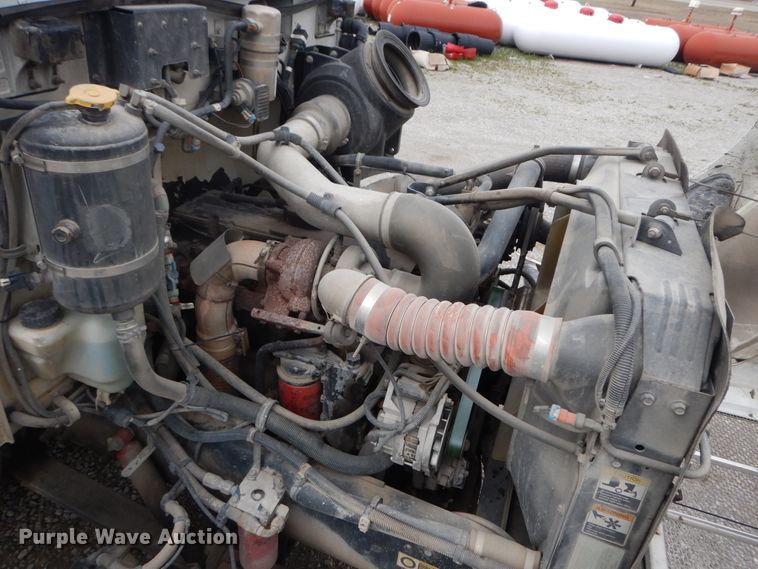 image for item II9337 2007 Peterbilt 335  fuel truck