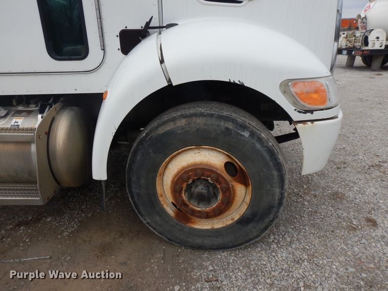 image for item II9337 2007 Peterbilt 335  fuel truck