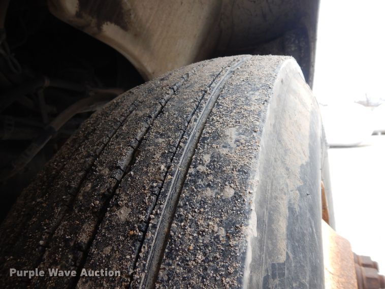 image for item II9337 2007 Peterbilt 335  fuel truck