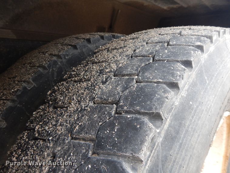 image for item II9337 2007 Peterbilt 335  fuel truck