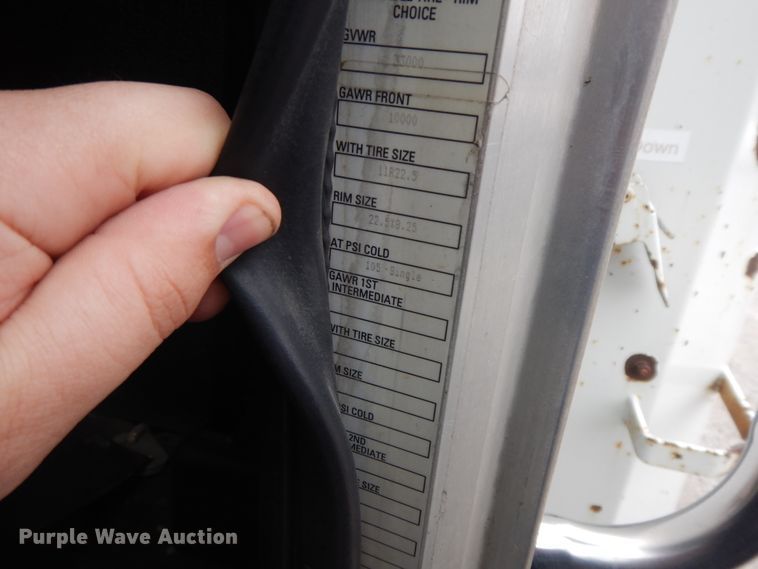 image for item II9337 2007 Peterbilt 335  fuel truck