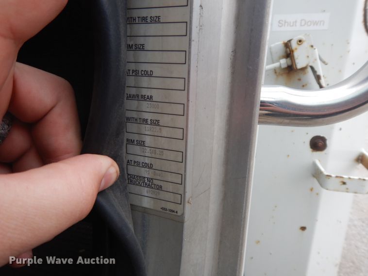 image for item II9337 2007 Peterbilt 335  fuel truck