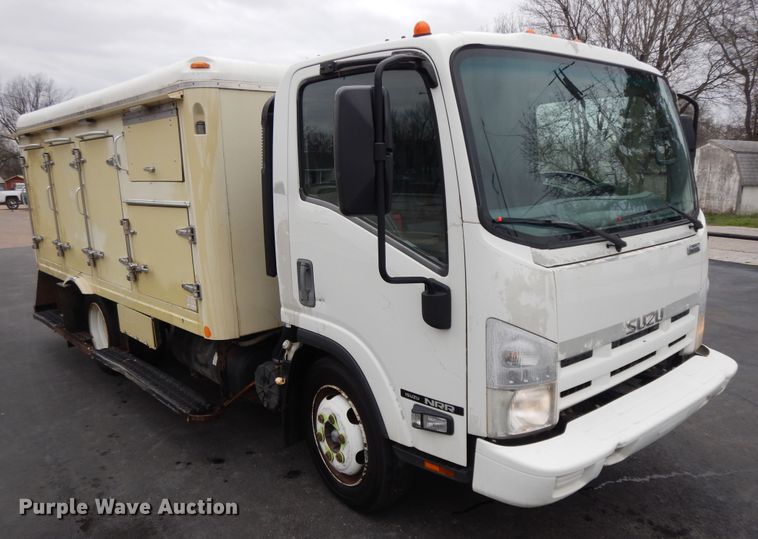 image for item II9338 2010 Isuzu NRR  refrigerated delivery truck