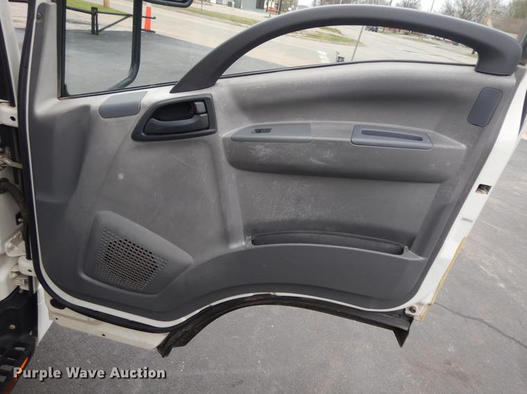 image for item II9338 2010 Isuzu NRR  refrigerated delivery truck