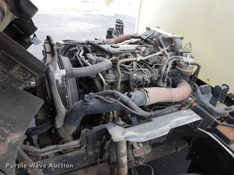 image for item II9338 2010 Isuzu NRR  refrigerated delivery truck