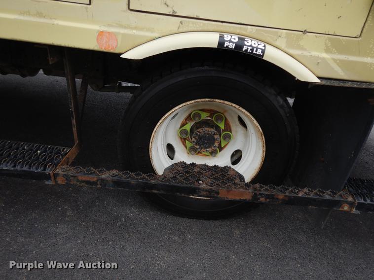 image for item II9338 2010 Isuzu NRR  refrigerated delivery truck