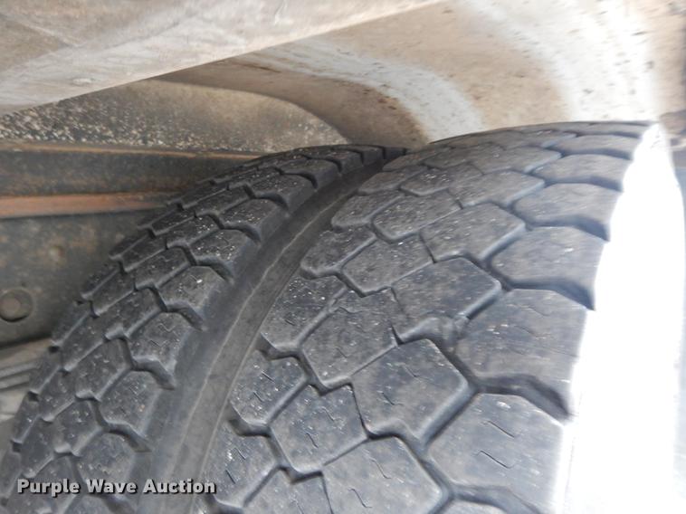 image for item II9338 2010 Isuzu NRR  refrigerated delivery truck