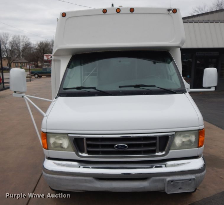 image for item II9339 2004 Ford Econoline E450 Super Duty  shuttle bus