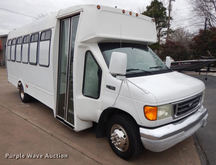 image for item II9339 2004 Ford Econoline E450 Super Duty  shuttle bus