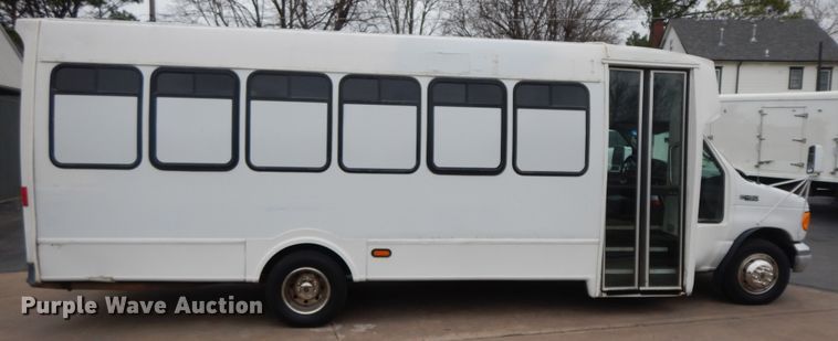 image for item II9339 2004 Ford Econoline E450 Super Duty  shuttle bus