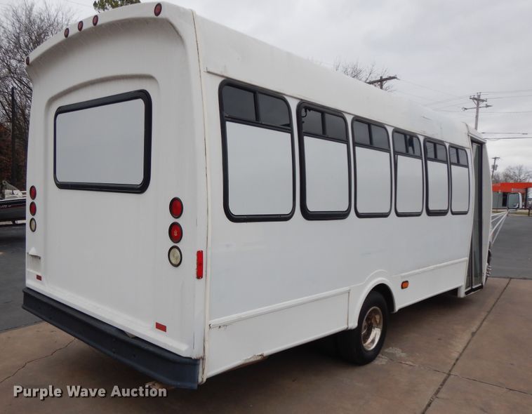image for item II9339 2004 Ford Econoline E450 Super Duty  shuttle bus