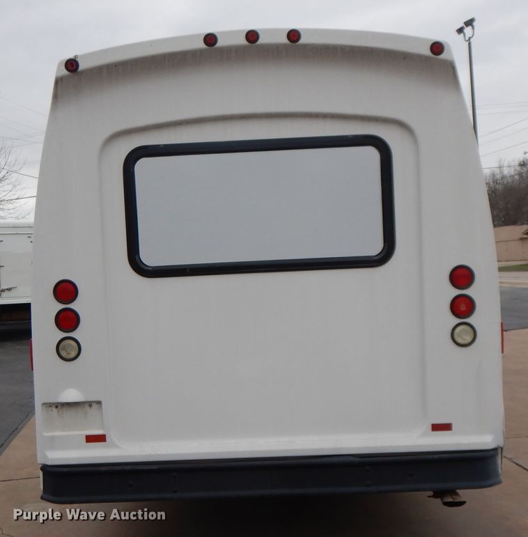 image for item II9339 2004 Ford Econoline E450 Super Duty  shuttle bus