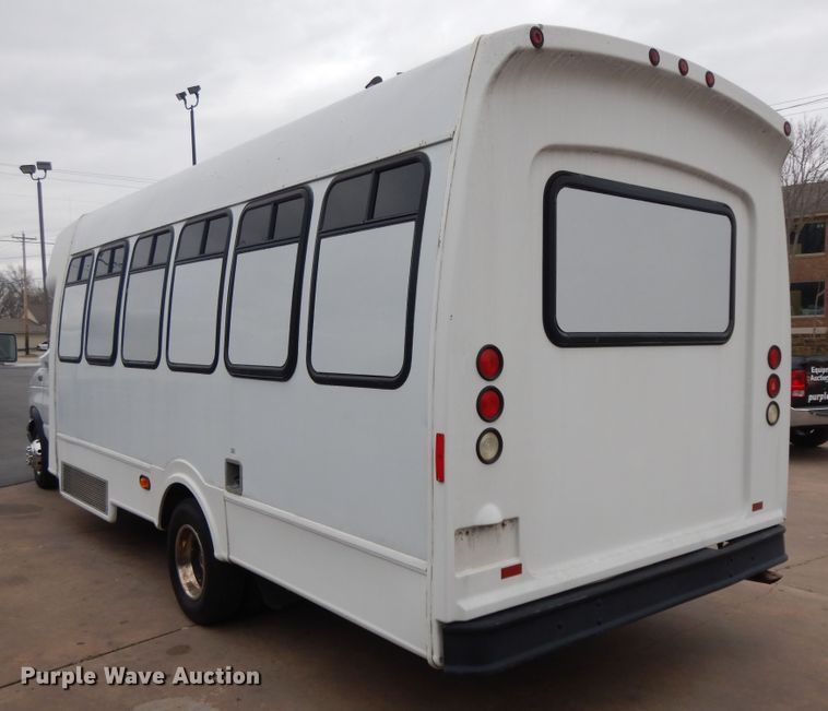 image for item II9339 2004 Ford Econoline E450 Super Duty  shuttle bus