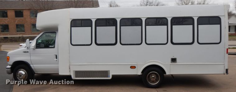 image for item II9339 2004 Ford Econoline E450 Super Duty  shuttle bus