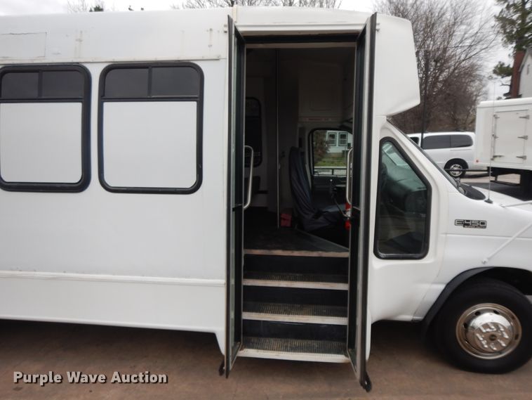 image for item II9339 2004 Ford Econoline E450 Super Duty  shuttle bus
