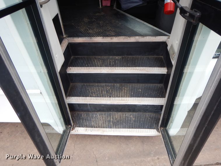 image for item II9339 2004 Ford Econoline E450 Super Duty  shuttle bus