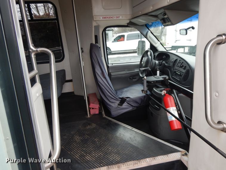 image for item II9339 2004 Ford Econoline E450 Super Duty  shuttle bus