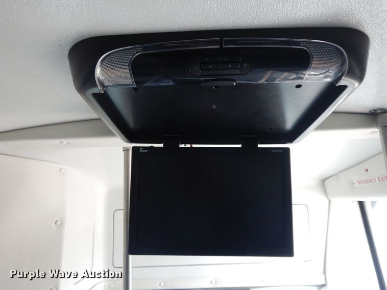 image for item II9339 2004 Ford Econoline E450 Super Duty  shuttle bus