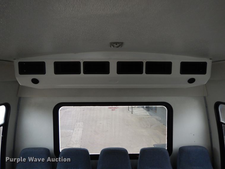 image for item II9339 2004 Ford Econoline E450 Super Duty  shuttle bus