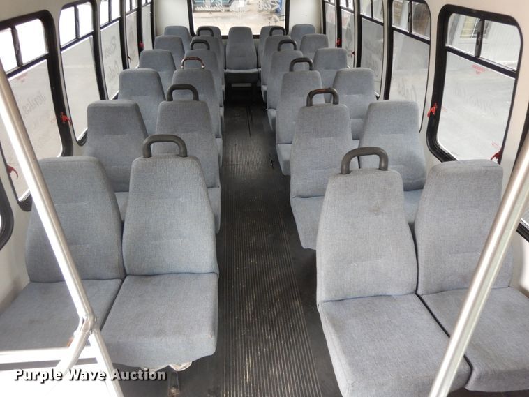 image for item II9339 2004 Ford Econoline E450 Super Duty  shuttle bus