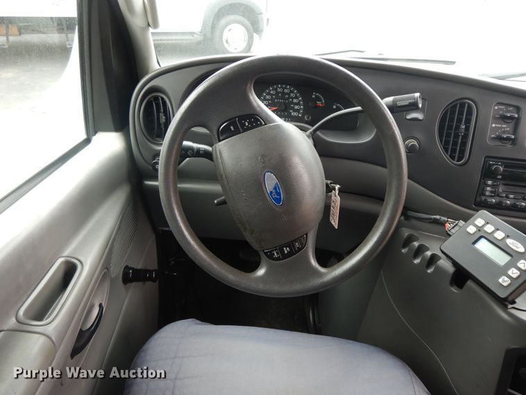 image for item II9339 2004 Ford Econoline E450 Super Duty  shuttle bus