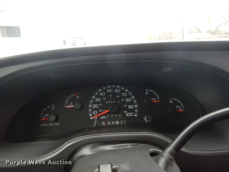 image for item II9339 2004 Ford Econoline E450 Super Duty  shuttle bus