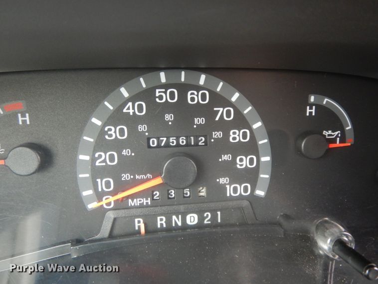 image for item II9339 2004 Ford Econoline E450 Super Duty  shuttle bus