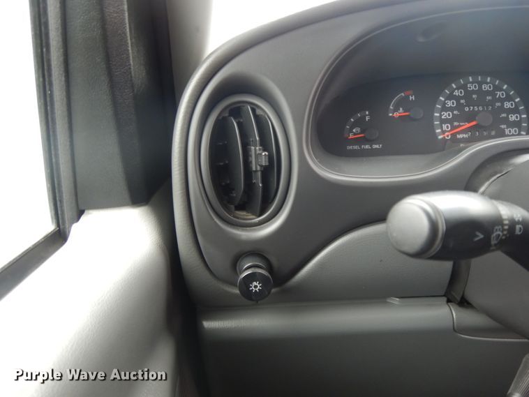 image for item II9339 2004 Ford Econoline E450 Super Duty  shuttle bus