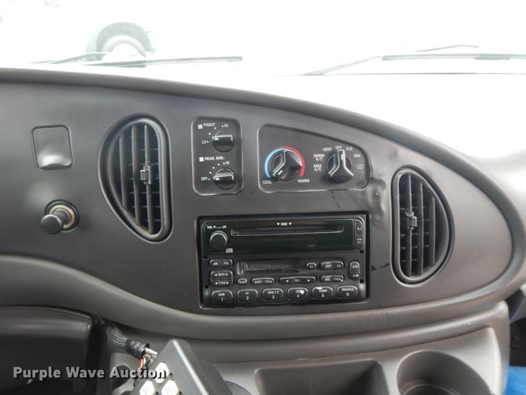 image for item II9339 2004 Ford Econoline E450 Super Duty  shuttle bus