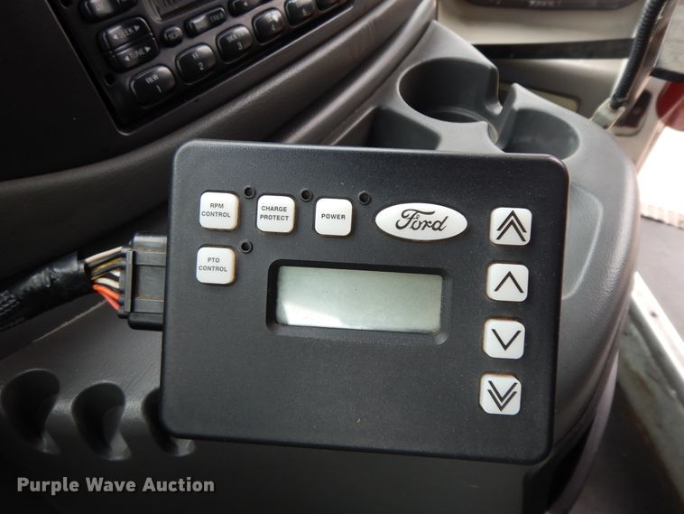 image for item II9339 2004 Ford Econoline E450 Super Duty  shuttle bus