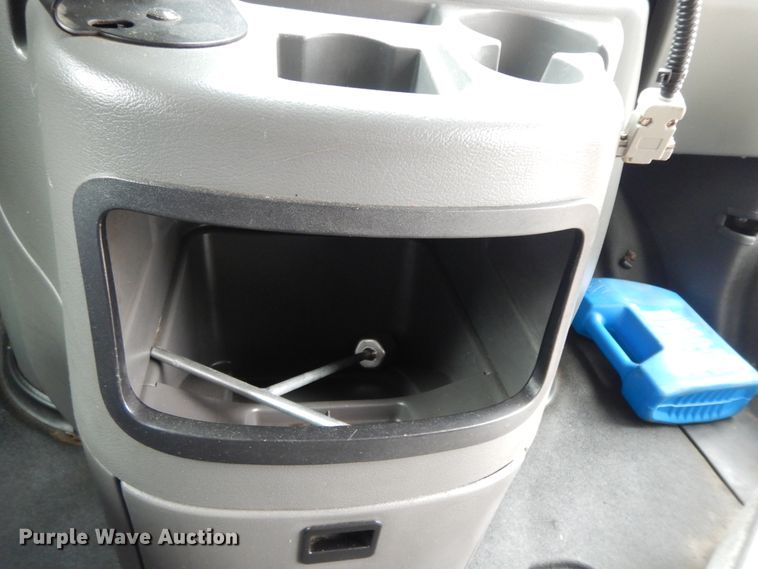 image for item II9339 2004 Ford Econoline E450 Super Duty  shuttle bus