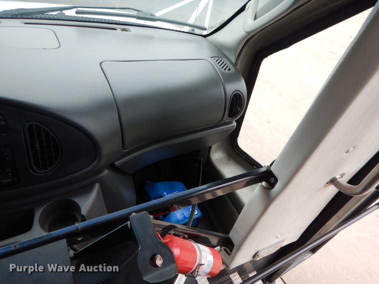 image for item II9339 2004 Ford Econoline E450 Super Duty  shuttle bus