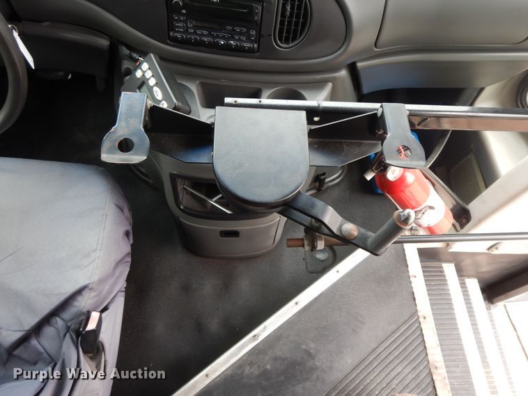 image for item II9339 2004 Ford Econoline E450 Super Duty  shuttle bus