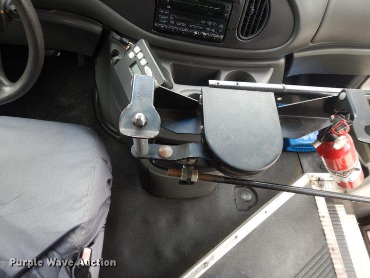 image for item II9339 2004 Ford Econoline E450 Super Duty  shuttle bus