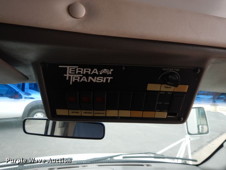 image for item II9339 2004 Ford Econoline E450 Super Duty  shuttle bus