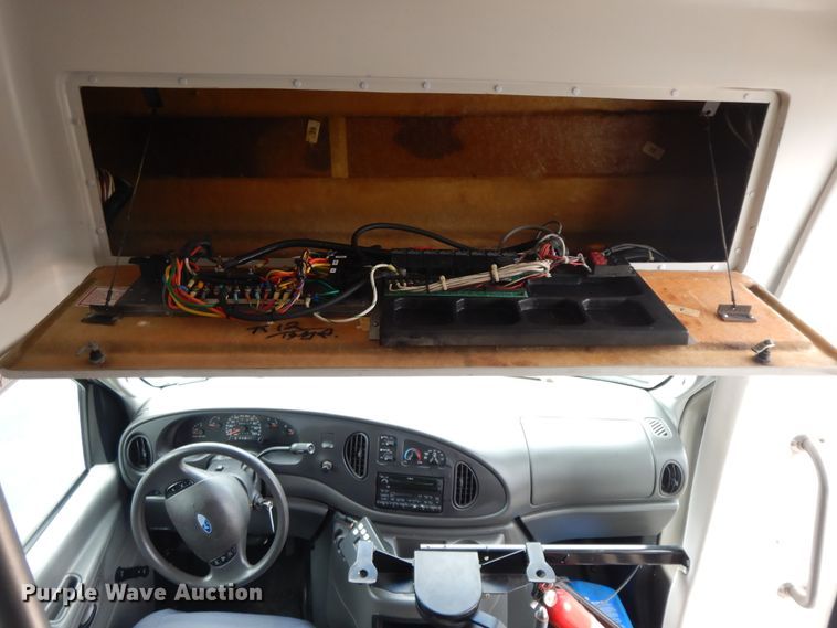 image for item II9339 2004 Ford Econoline E450 Super Duty  shuttle bus